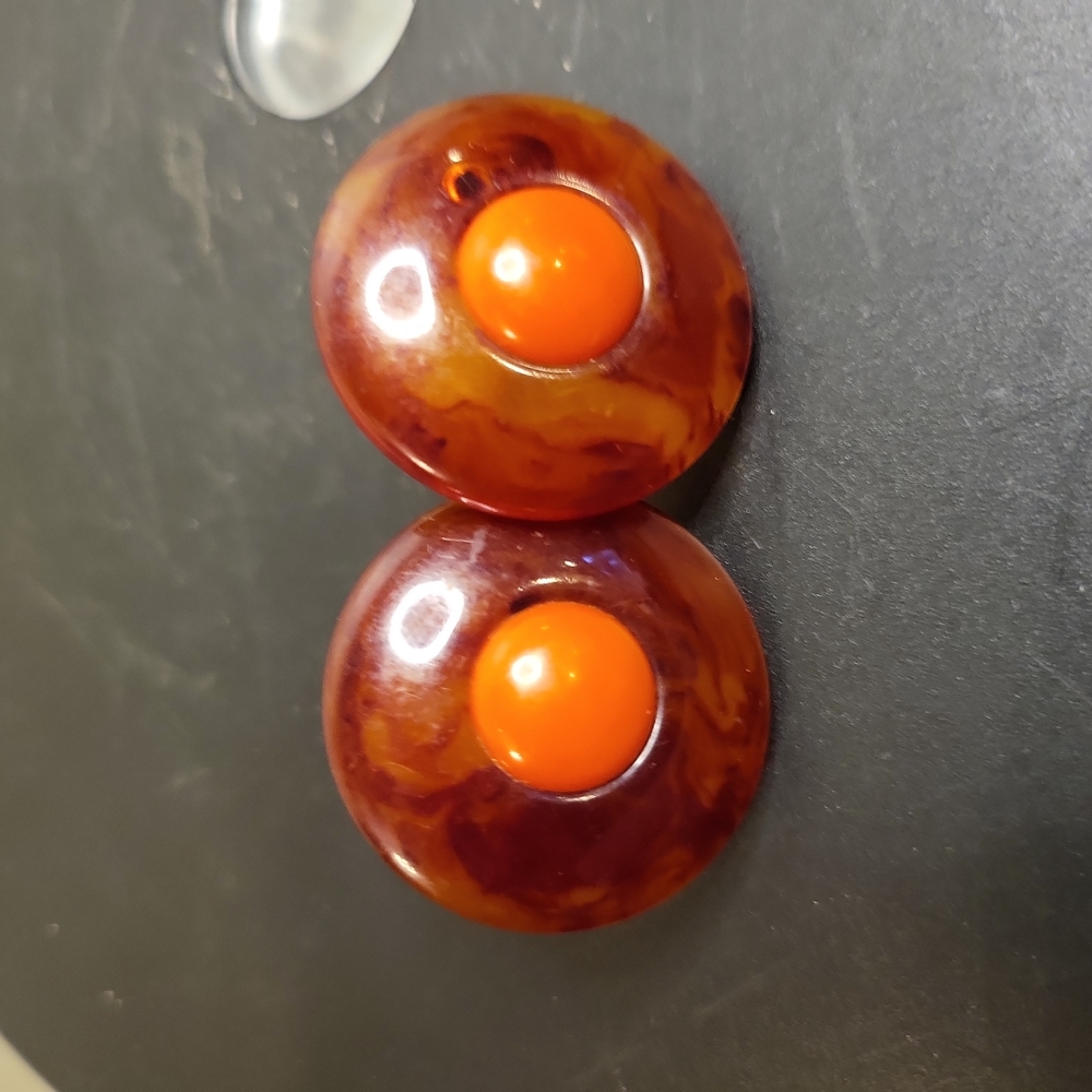 Vintage Bakelite Plastic Screwback Earrings 1.25" - Picture 2 of 7
